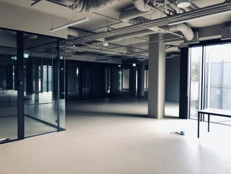 Wykładzina linoleum w biurowcu