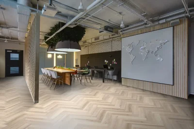 Panele winylowe SPC w pomieszczeniu biurowym - Wykładziny Warszawa