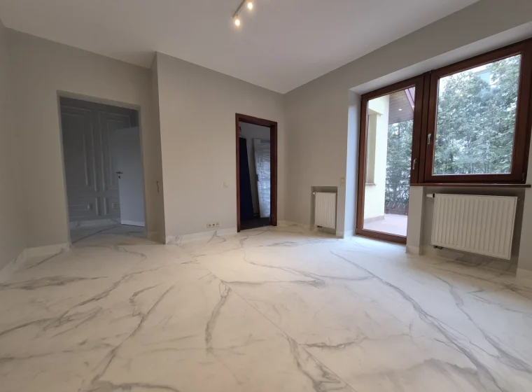 Wykładzina o wzorze marmuru w gabinecie estetycznym