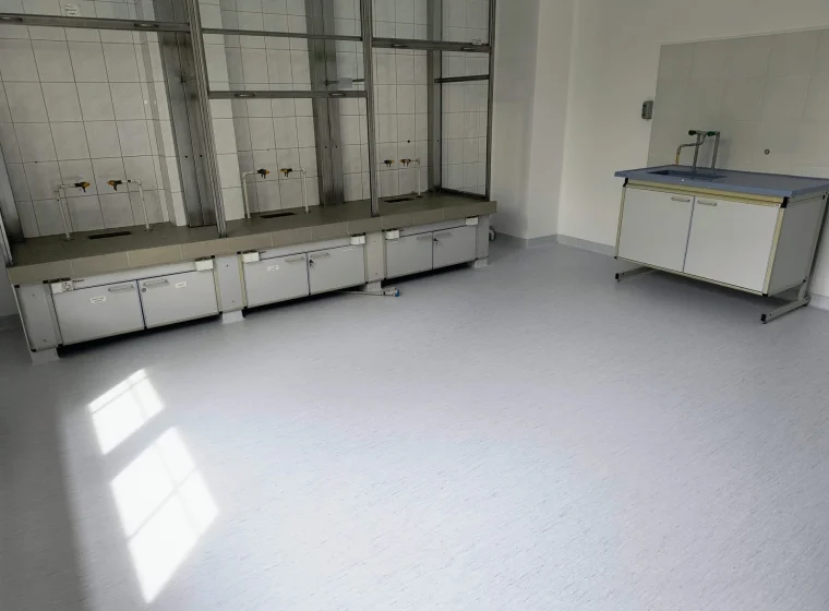 Specjalistyczne pomieszczenie w Instytucie Chemii Sieci Badawczej Łukasiewicz, szara wykładzina elastyczna PCW