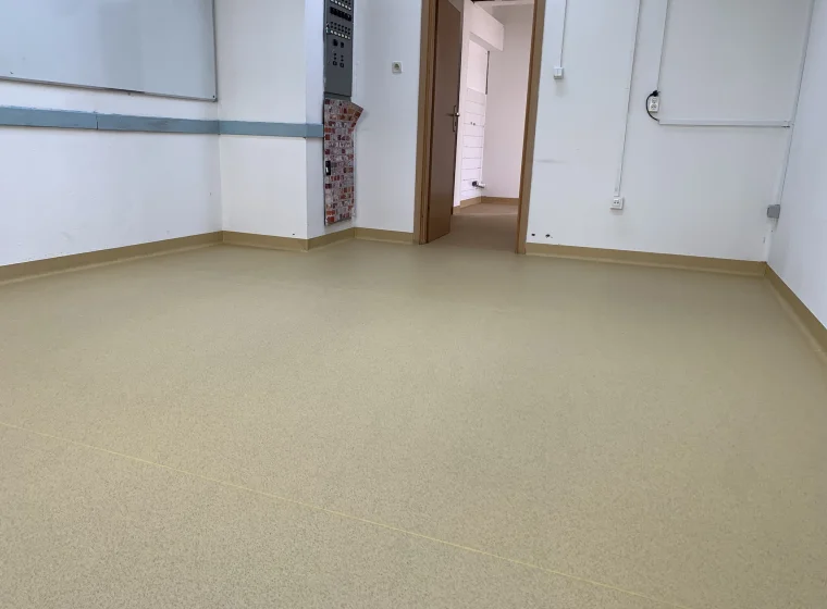 Beżowa wykładzina w sali lekcyjnej