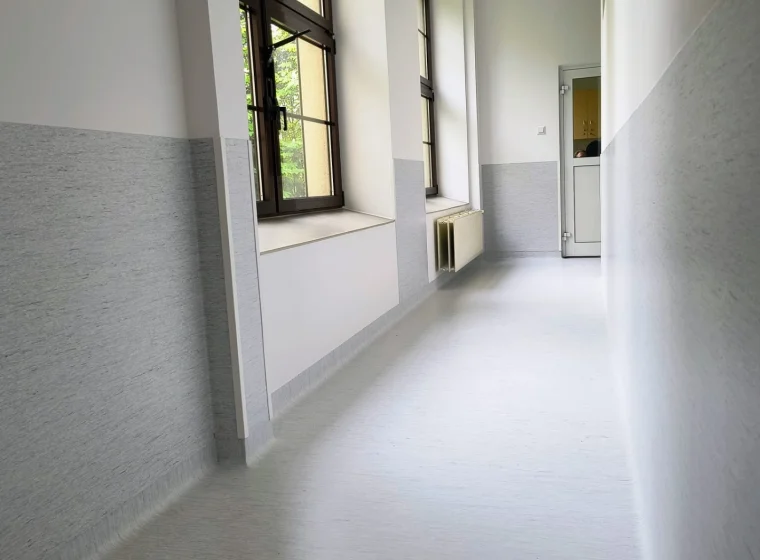 Korytarz w Instytucie Chemii Sieci Badawczej Łukasiewicz, szara wykładzina elastyczna PCW