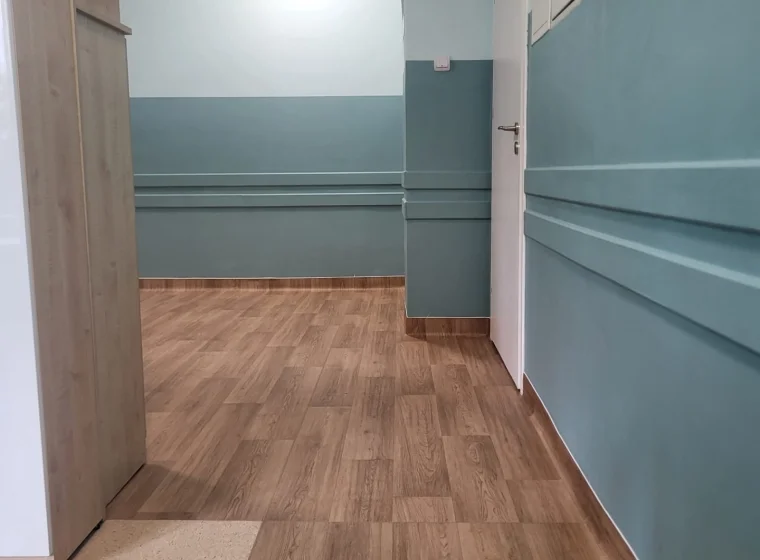 Wykładzina drewnopodobna w sali w przedszkolu