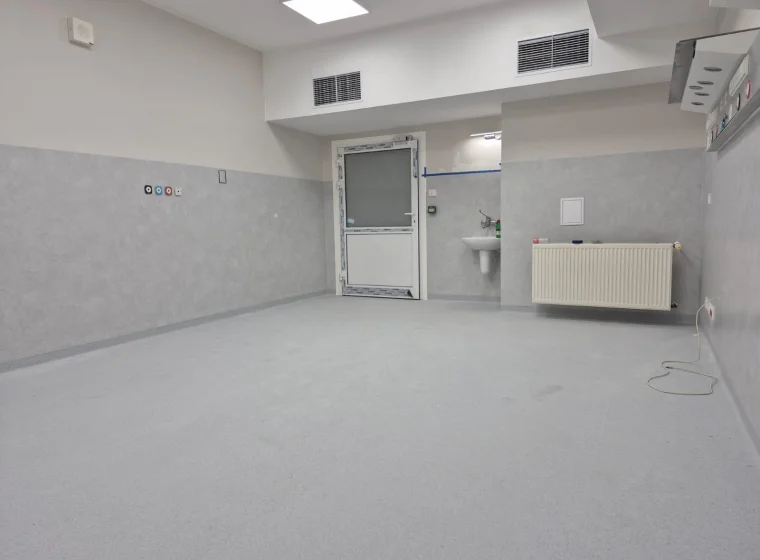 Szara wykładzina elastyczna w pomieszczeniu specjalistycznym w Szpitalu