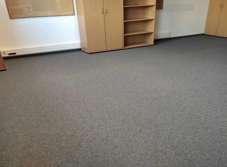 Szara wykładzina w płytkach dywanowych w urzędzie, pokój biurowy