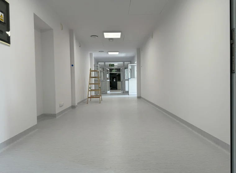 Korytarz w Instytucie Chemii Sieci Badawczej Łukasiewicz, szara wykładzina elastyczna PCW