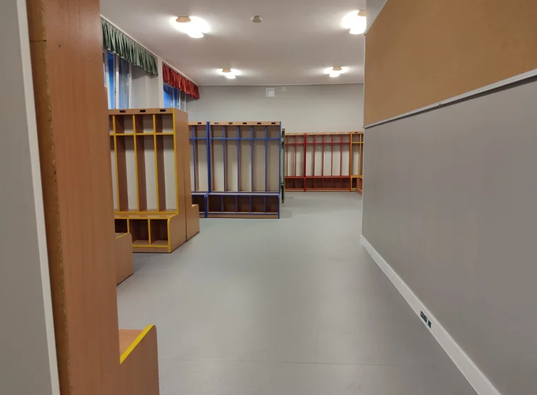 Szara wykładzina elastyczna PCW w szatni w przedszkolu