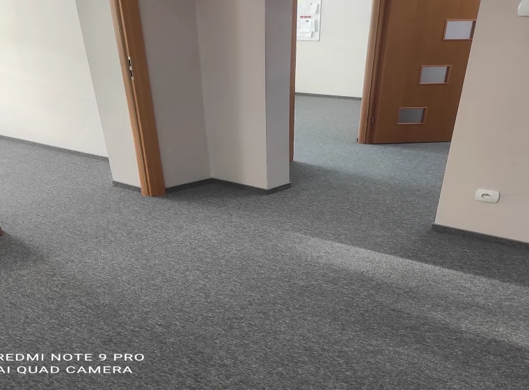 Szara wykładzina na korytarzu