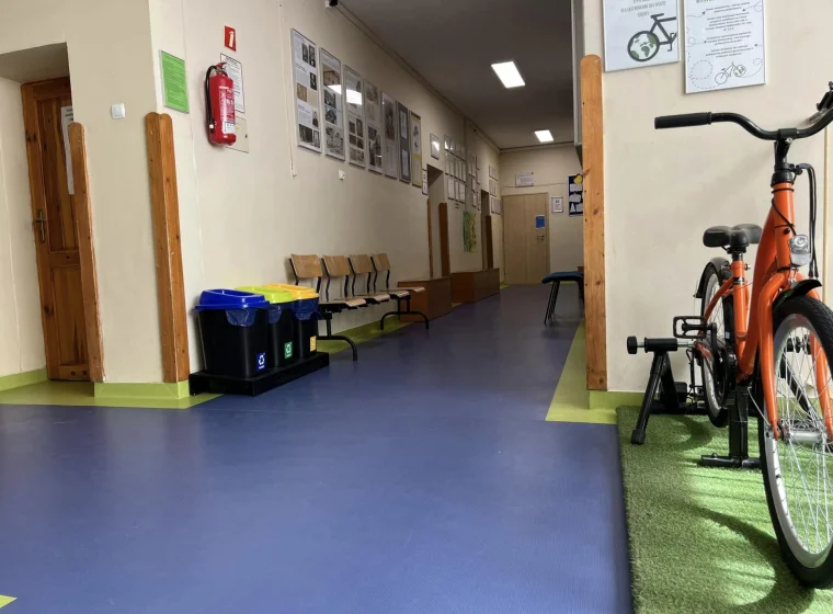 Granatowa wykładzina z żółtym borderem na korytarzu w szkole