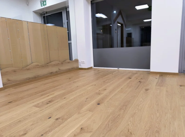 Sala lekcyjna w Proekologicznym Przedszkolu, na podłodze panele Arbition oraz Tarkett, całość wykończona w neutralnej kolorystyce Montessori