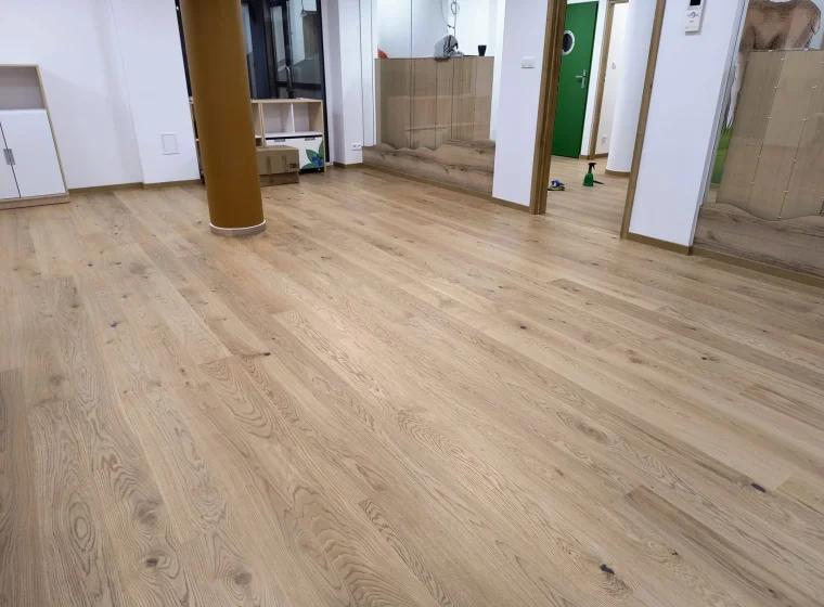 Sala lekcyjna w Proekologicznym Przedszkolu, na podłodze panele Arbition oraz Tarkett, całość wykończona w neutralnej kolorystyce Montessori, w witrynach okiennych wykończenie drewniane