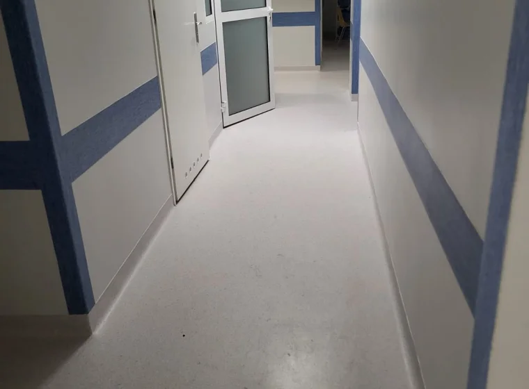 Korytarz w placówce medycznej z szarą wykładziną elastyczną PCW
