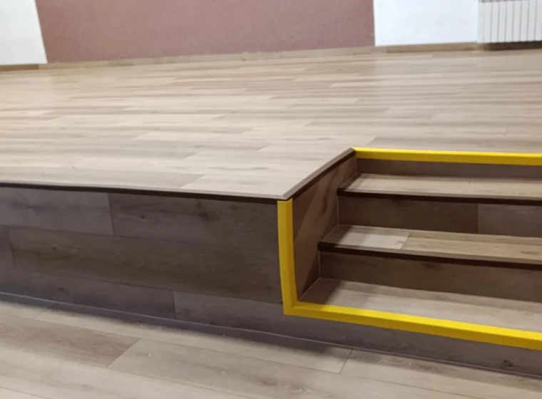 Sala w domu kultury z panelami winylowymi imitującymi drewno