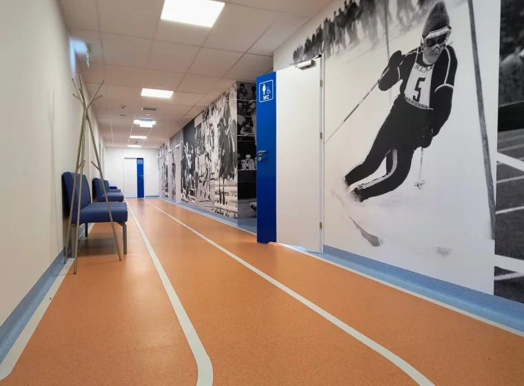 Korytarz w Centralnym Ośrodku Medycyny Sportowej, stylizowany na bieżnię, wykładzina elastyczna PCW Tarkett IQ Granit 