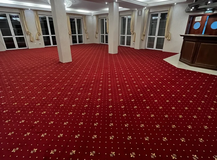 Sala bankietowa w Rezydencji Zalewskich, czerwona klasyczna wykładzina dywanowa w rolce