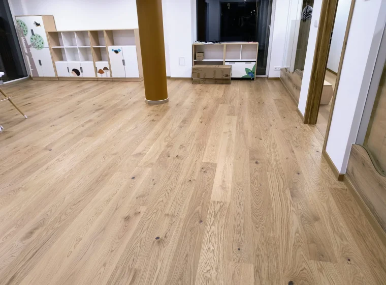 Sala lekcyjna w Proekologicznym Przedszkolu, na podłodze panele Arbition oraz Tarkett, całość wykończona w neutralnej kolorystyce Montessori