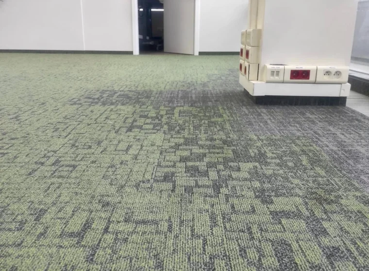 Realizacja montażu wykładziny Modulyss Core – przestrzeń biurowa 200 m²