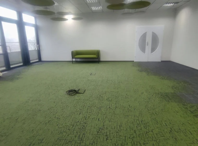 Realizacja montażu wykładziny Modulyss Core – przestrzeń biurowa 200 m²
