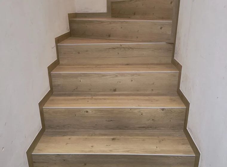 Panele winylowe LVT na schodach
