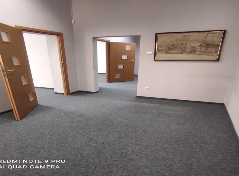 Szara wykładzina na korytarzu