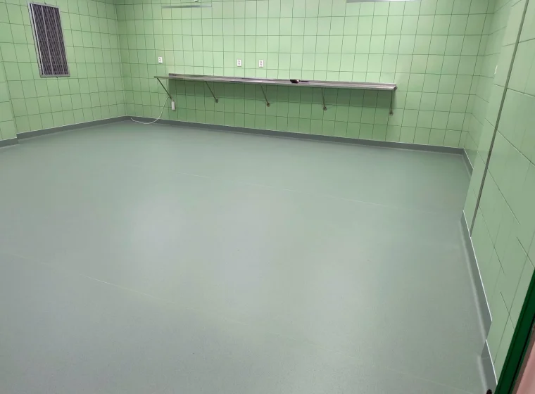 Zielona wykładzina antypoślizgowa w salach operacyjnych