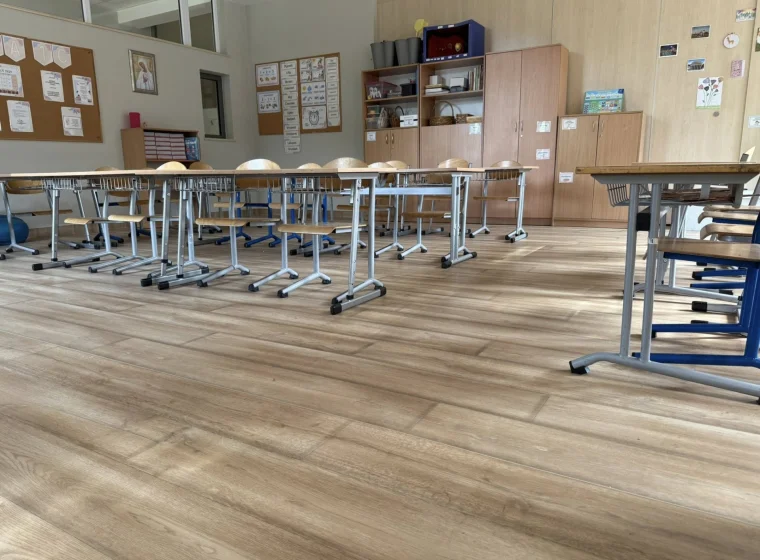 Szkolne przestrzenie zostały oddane do użytku przed rozpoczęciem zajęć – gotowe na powrót uczniów, bezpieczne, funkcjonalne i estetyczne. | Wykladziny-Warszawa.pl