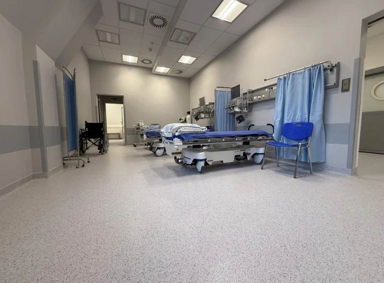 Medincus Centrum Słuchu i Mowy - montaż wykładzin obiektowych - realizacja