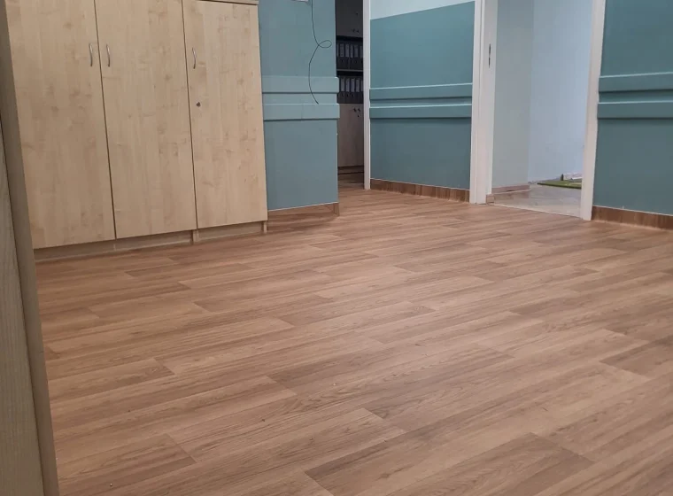 Wykładzina drewnopodobna w sali w przedszkolu