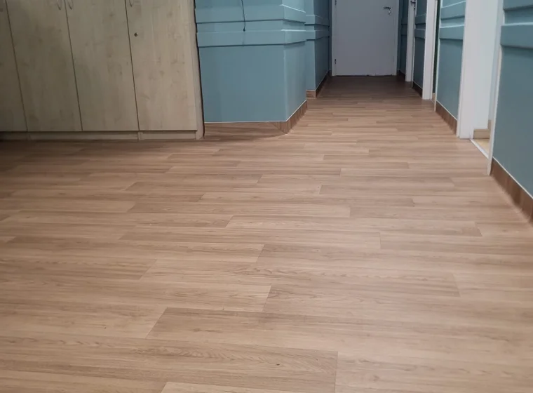 Wykładzina drewnopodobna w sali w przedszkolu