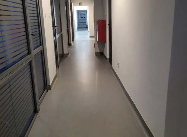 Szara wykładzina linoleum na korytarzu