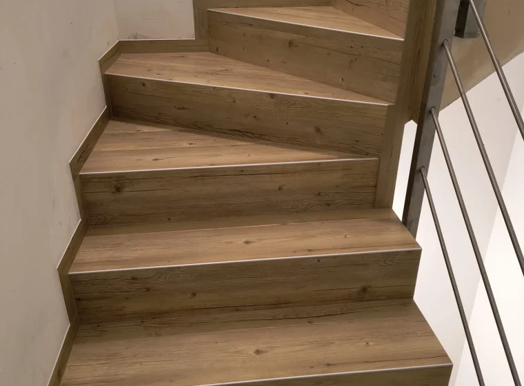 Panele winylowe LVT na schodach