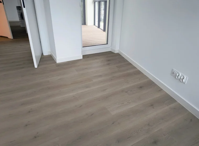 Panele winylowe LVT w pokoju