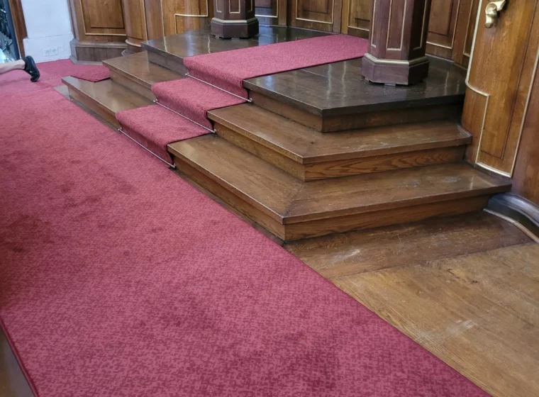 Prezbiterium w Parafii św. Antoniego z Padwy w Warszawie, czerwona wykładzina dywanowa