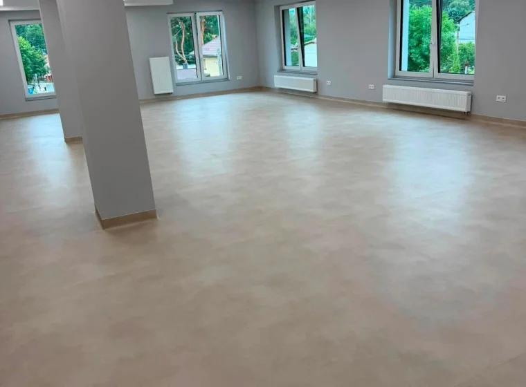 Realizacja montażu wykładzin PCV w szkole - Forbo - Wykładziny Warszawa