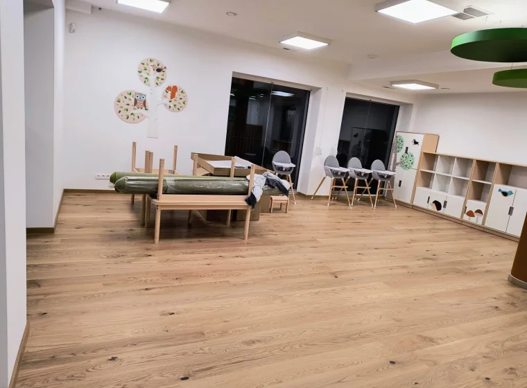 Sala lekcyjna w Proekologicznym Przedszkolu, na podłodze panele Arbition oraz Tarkett, całość wykończona w neutralnej kolorystyce Montessori