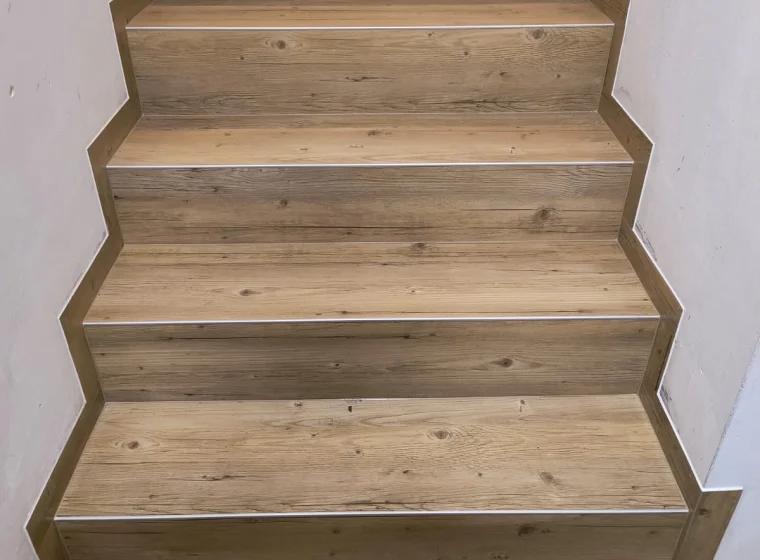 Panele winylowe LVT na schodach