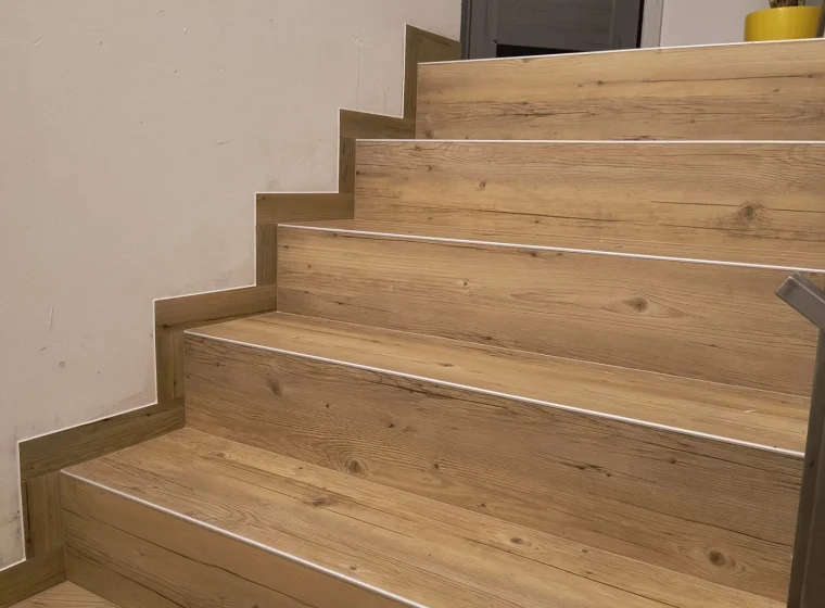 Panele winylowe LVT na schodach