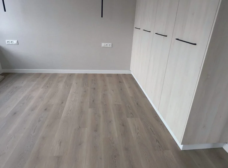 Panele winylowe LVT w pokoju