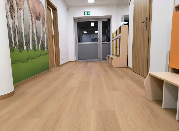 Korytarz w Proekologicznym Przedszkolu Montessori, podłoga z paneli od Tarkett i Arbition, na ścianie fototapeta z motywem zwierzęcym