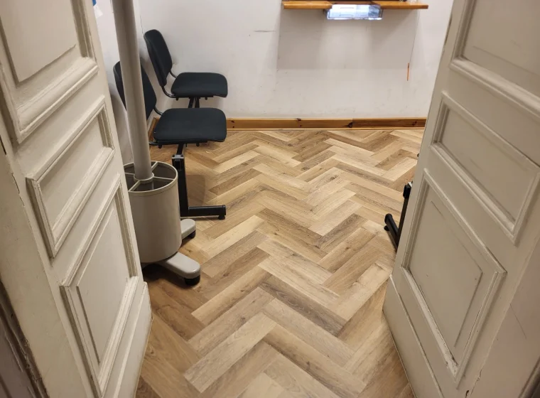 Montaż paneli LVT – Ambasada Włoch | Wykładziny Warszawa