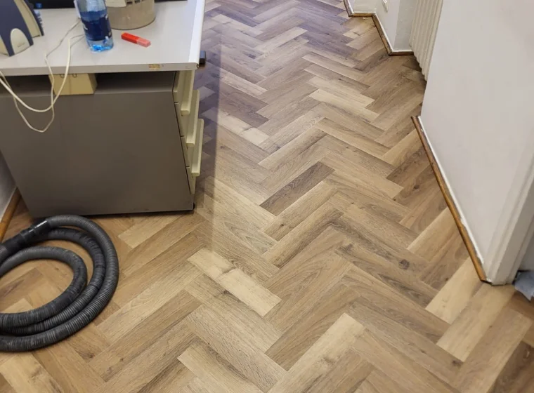 Montaż paneli LVT – Ambasada Włoch | Wykładziny Warszawa