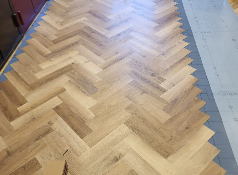 Montaż paneli LVT – Ambasada Włoch | Wykładziny Warszawa