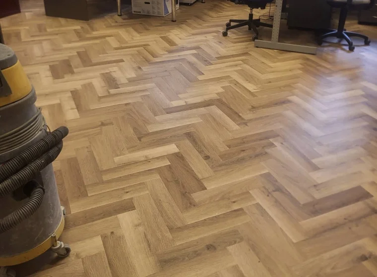 Montaż paneli LVT – Ambasada Włoch | Wykładziny Warszawa