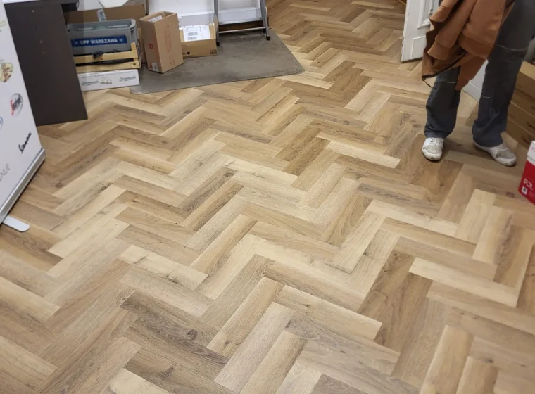 Montaż paneli LVT – Ambasada Włoch | Wykładziny Warszawa