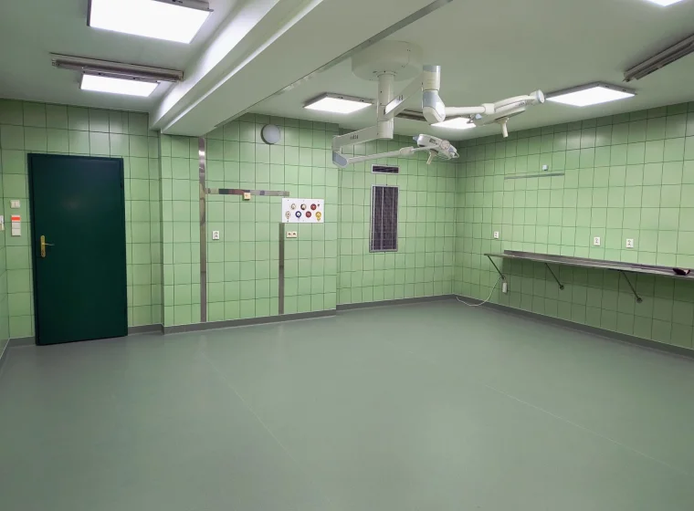 Zielona wykładzina antypoślizgowa w salach operacyjnych