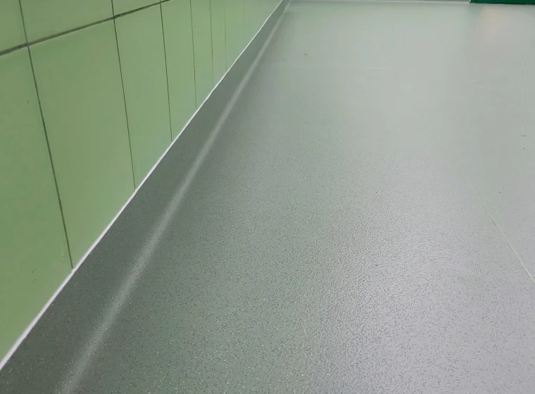 Zielona wykładzina antypoślizgowa w salach operacyjnych