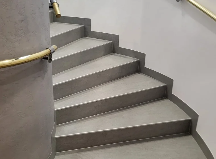 Szara wykładzina linoleum na schodach