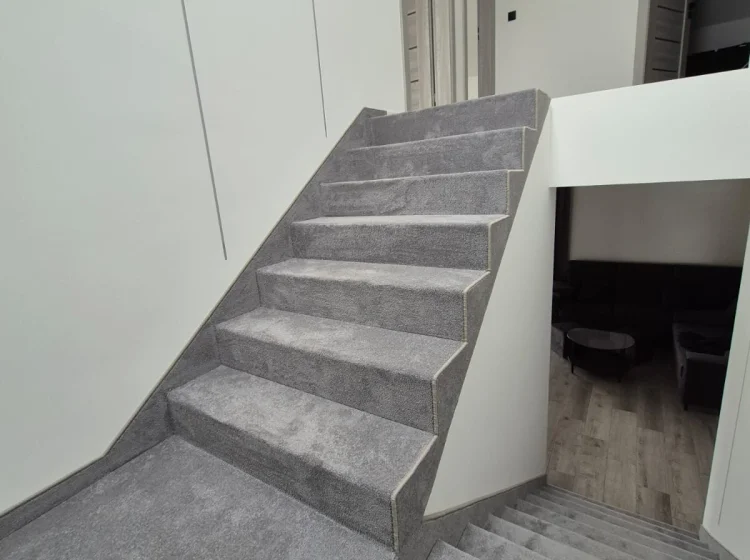 Schody w domu prywatnym w Warszawie