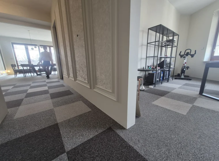 Biuro w centrum warszawy z płytkami dywanowymi w odcieniach szarości od producenta AW