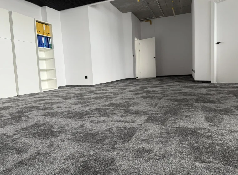 Przestrzeń biurowa - realizacja montażu wykładzin